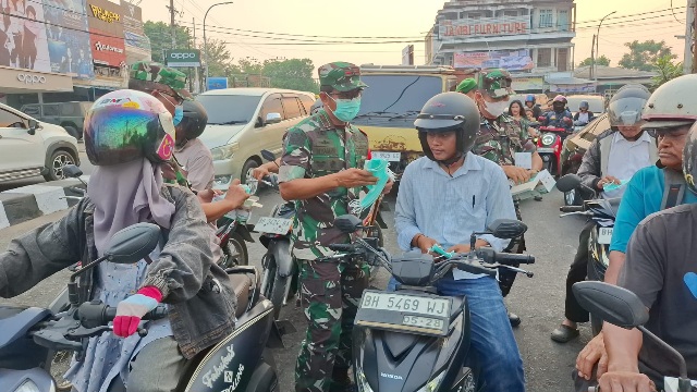 ISPU Meningkat, Danrem 042/Gapu Jambi Bagikan Ribuan Masker
