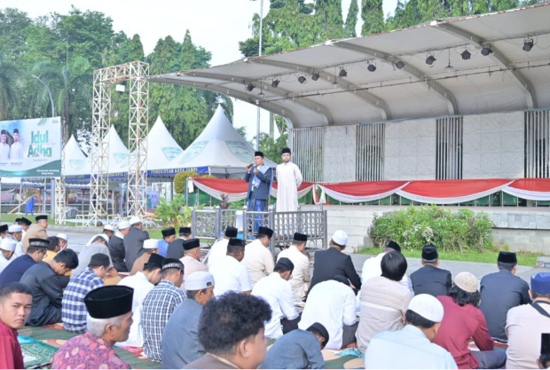 Maulana – Diza Salat Idul Adha Bersama Masyarakat, Dilapangan Kantor Wali Kota Jambi