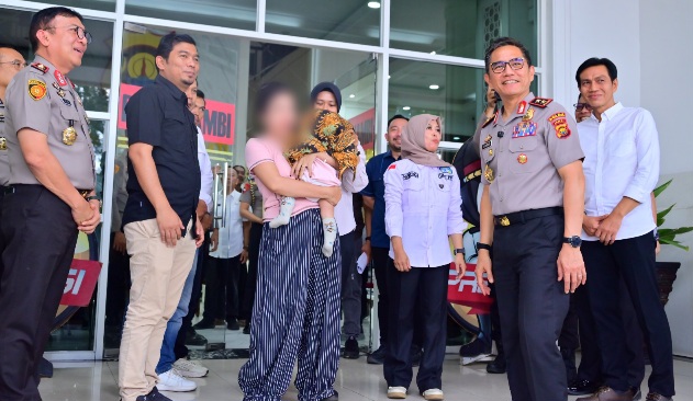 Kapolda Jambi Pimpin Konferensi Pers Dugaan TPPO dan Serahkan Kembali Bayi 8 Bulan kepada Ibu Kandung