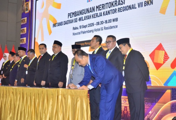 Maulana Tandatangani Komitmen Pembangunan Meritokrasi Instansi Daerah