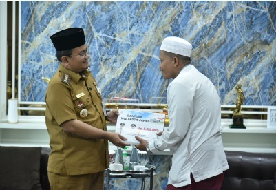 Wali Kota Maulana Serahkan Bantuan Puluhan Juta Rupiah Bagi Tempat Ibadah